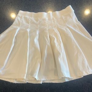 Women’s white mini skirt. Size small.